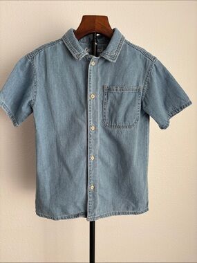 Cat & Jack boy 
Light Blue Denim Short-Sleeve Button-Down Shirt M